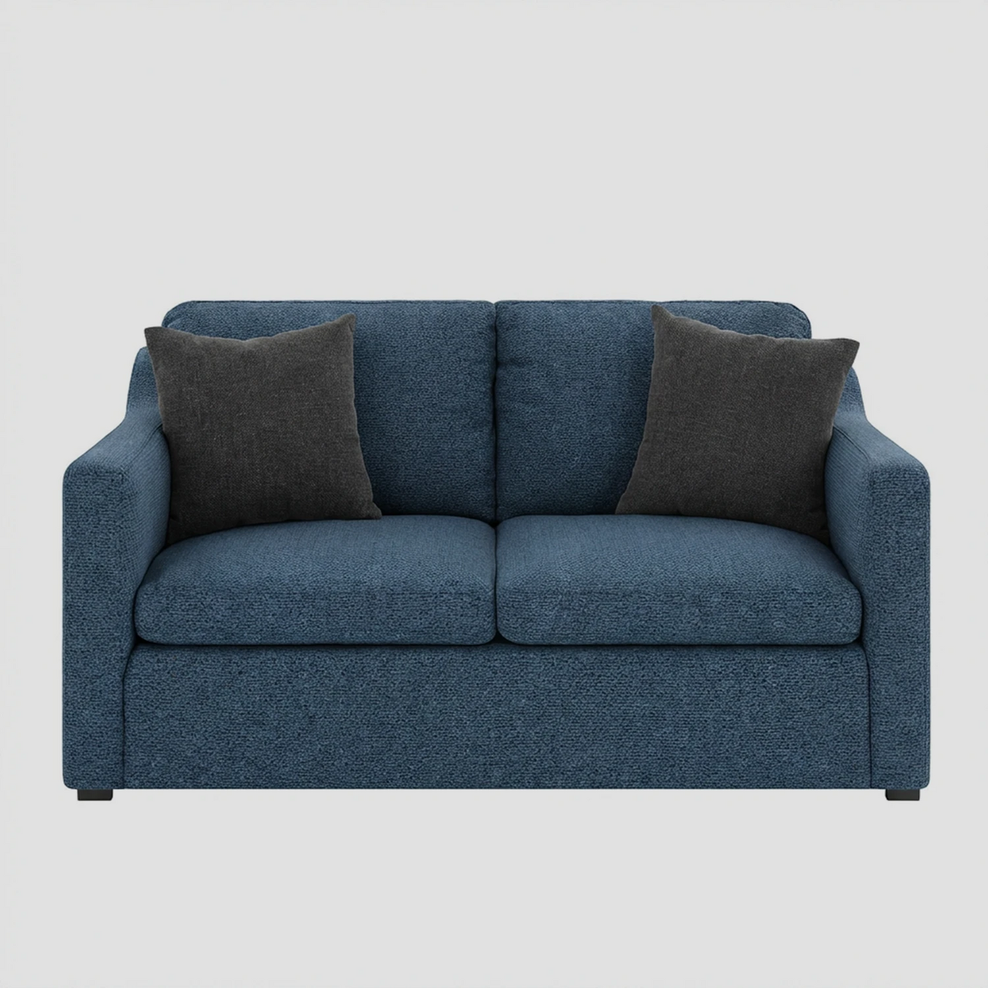 Vista frontal del sofá Marie GAIA de dos cuerpos en tela azul, con un diseño contemporáneo de brazos rectos, dos cojines de respaldo mullidos y dos cojines decorativos en color gris oscuro.