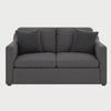 Vista frontal del sofá Marie de dos cuerpos en gris oscuro, resaltando la textura de su tejido y su diseño atemporal con cojines de respaldo de gran confort.