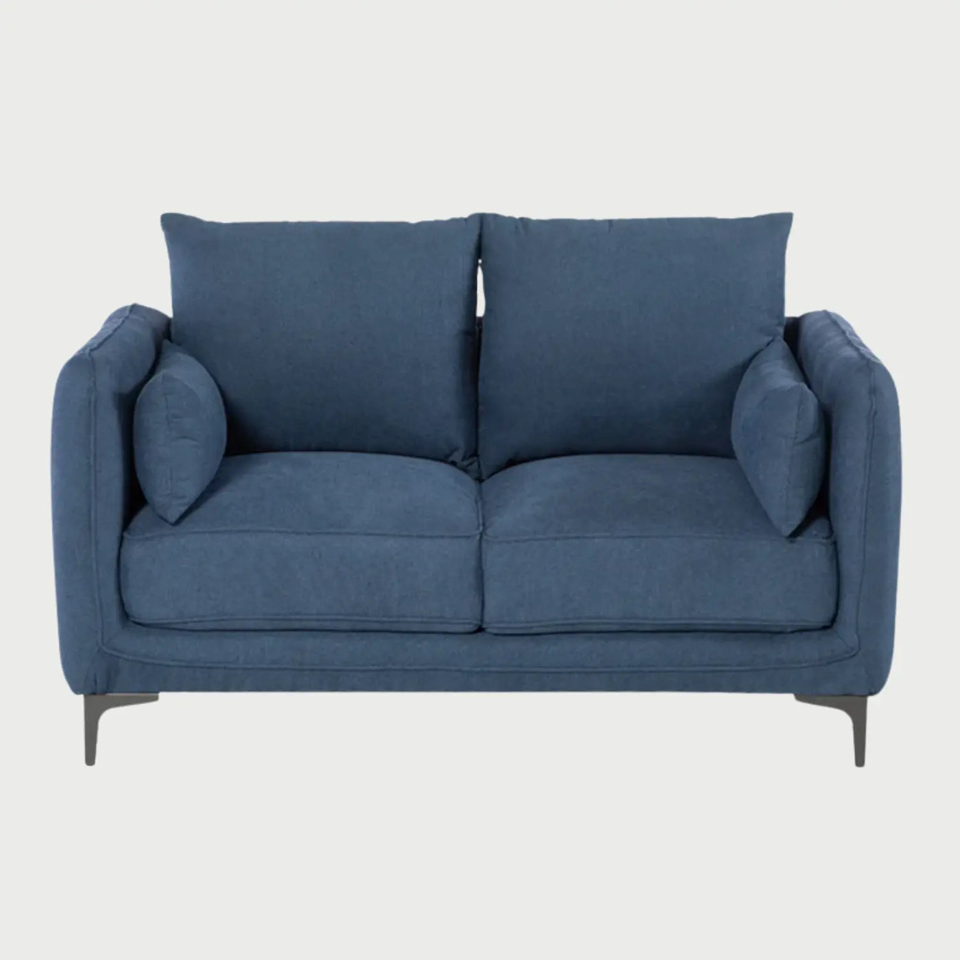 Vista frontal del sofá Marina GAIA de dos cuerpos en tela azul, con cojines de respaldo mullidos, cojines laterales decorativos y patas metálicas negras de diseño moderno.