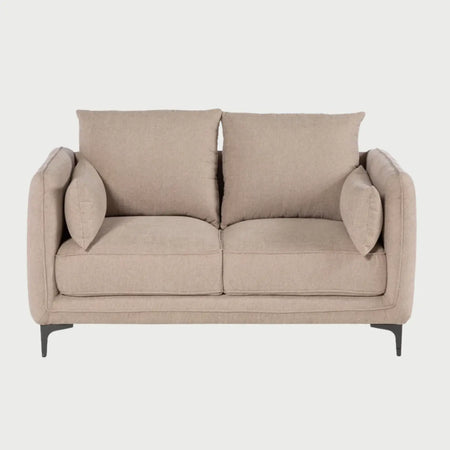 Vista frontal del sofá Marina de dos cuerpos en color beige, resaltando su estética cálida y acogedora con cojines de asiento profundos y estructura de líneas limpias.