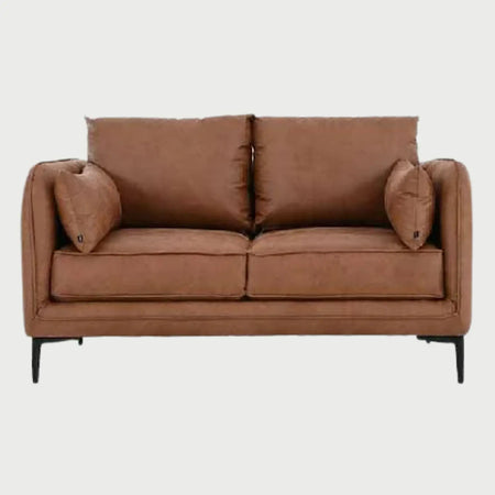 Vista frontal del sofá Marina de dos cuerpos en color café, destacando su tapizado de textura densa y silueta contemporánea ideal para salas de estar elegantes.