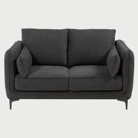 Vista frontal del sofá Marina de dos cuerpos en color gris medio, resaltando la versatilidad de su tono y el confort de su acolchado integral.