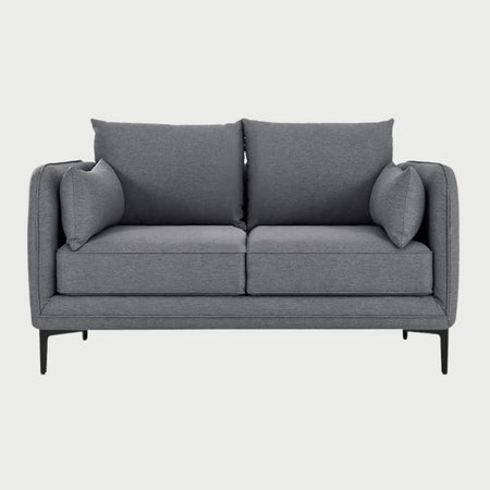 Vista frontal del sofá Marina de dos cuerpos en color gris oscuro, resaltando la sofisticación de su tono profundo y el diseño de sus soportes metálicos.