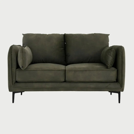 Vista frontal del sofá Marina de dos cuerpos en color verde oscuro, destacando el contraste entre el tapizado de alta calidad y la base metálica negra.