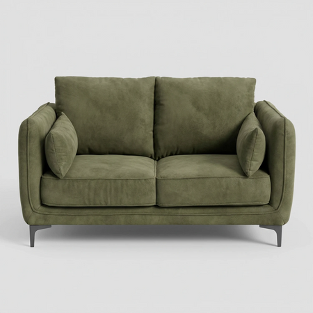 Vista frontal del sofá Marina en tela color verde, destacando su diseño ergonómico con cojines de respaldo voluminosos y brazos rectos que incluyen cojines de apoyo.