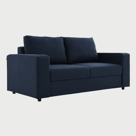 Vista lateral del sofá de dos cuerpos Ocampos GAIA en tela azul marino, mostrando su perfil contemporáneo de brazos rectos y patas metálicas delgadas.