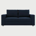 Sofá de dos cuerpos Ocampos GAIA tapizado en tela azul con diseño de brazos anchos y cojines de respaldo rectangulares.