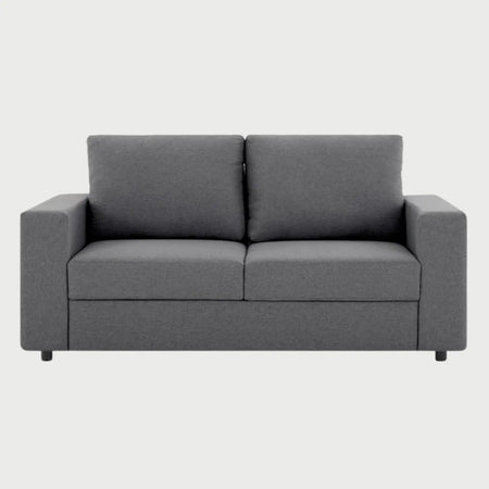 Sofá Ocampos GAIA de 2 cuerpos tapizado en tela gris obscuro vista frontal.