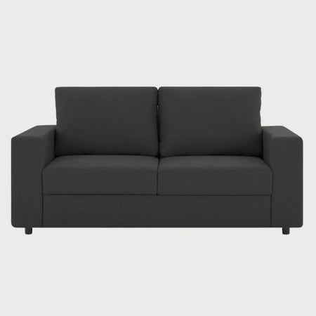 Sofá de dos cuerpos Ocampos GAIA tapizado en tela negra con silueta cuadrada y brazos rectos.