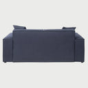 Vista posterior del sofá Otto GAIA de 2 cuerpos tapizado en azul, resaltando el acabado liso y uniforme del respaldo y su estructura elevada sobre base metálica.