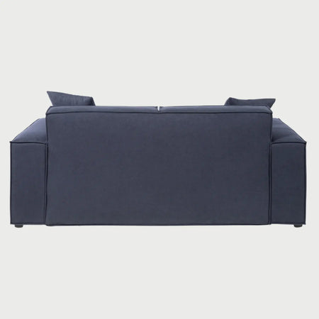 Vista posterior del sofá Otto GAIA de 2 cuerpos tapizado en azul, resaltando el acabado liso y uniforme del respaldo y su estructura elevada sobre base metálica.