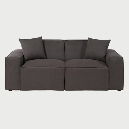 Sofá de dos cuerpos Otto GAIA en tela gris obscuro con estructura de base oculta y apariencia confortable.