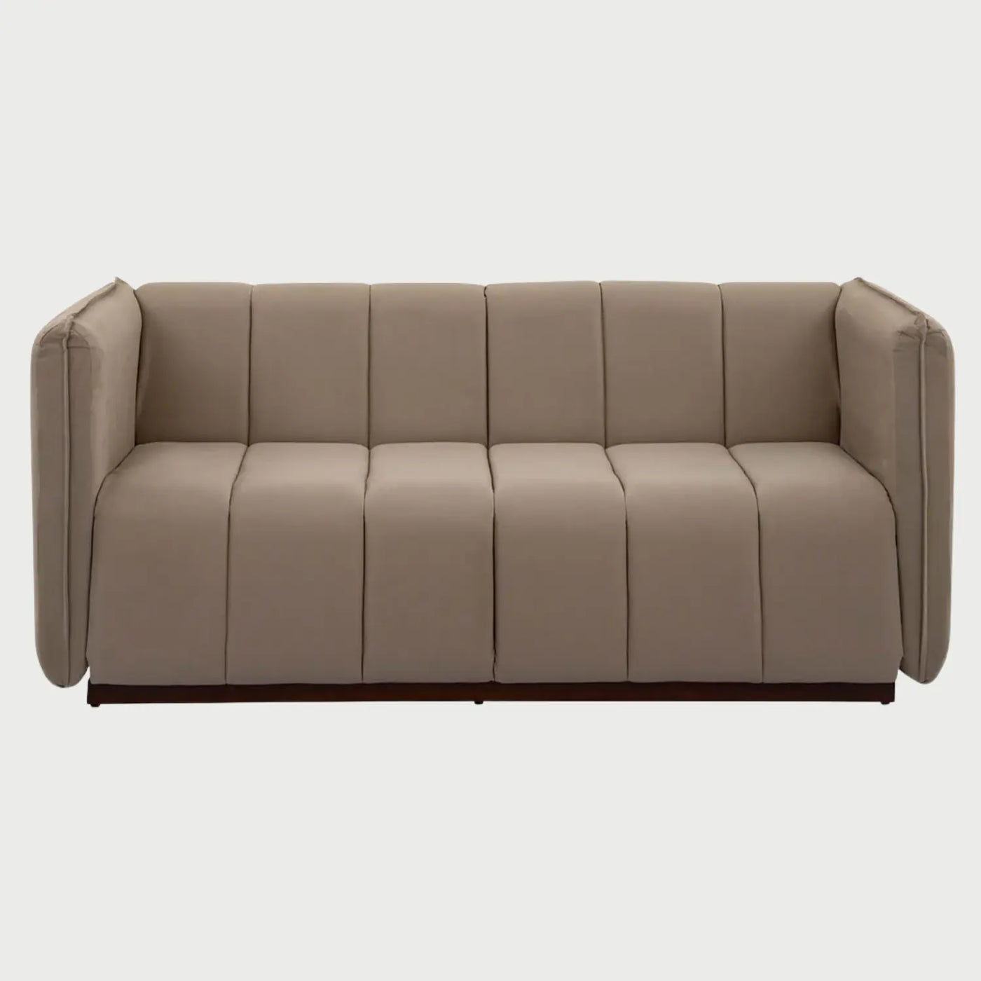 Sofá de dos cuerpos Porfirio GAIA tapizado en tela beige con diseño de bloques verticales y base de madera oculta.