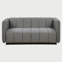 Sofá moderno Porfirio GAIA de 2 cuerpos en tela gris con estructura acolchada y diseño lineal contemporáneo.