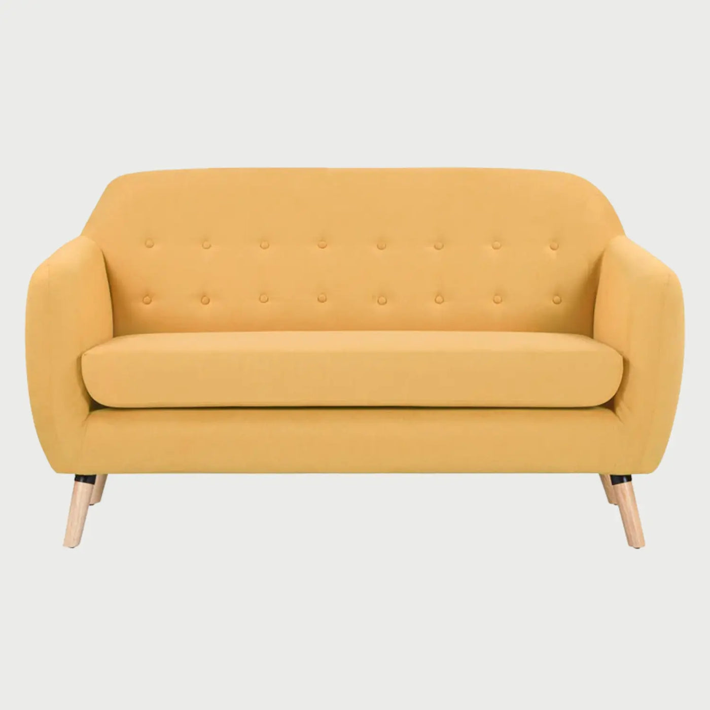 Sofá de dos cuerpos San Blas GAIA tapizado en tela amarilla con respaldo capitonado y patas cónicas de madera clara color encino.