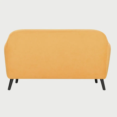 Vista posterior del sofá San Blas GAIA de 2 cuerpos tapizado en amarillo, resaltando el acabado liso del respaldo bajo y la estructura de soporte de las patas de madera.