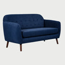 Vista lateral del sofá de dos cuerpos San Blas GAIA en tela azul, mostrando la curva orgánica que une el respaldo con los brazos y las patas de madera en acabado nogal.