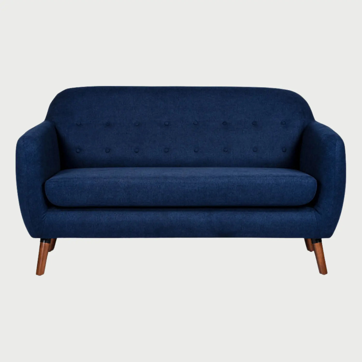 Sofá de dos cuerpos San Blas GAIA tapizado en tela azul con respaldo capitonado de botones y patas cónicas de madera color nogal.