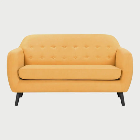 Sofá de dos cuerpos San Blas GAIA tapizado en tela amarilla con respaldo capitonado de 8 botones y patas oscuras inclinadas.