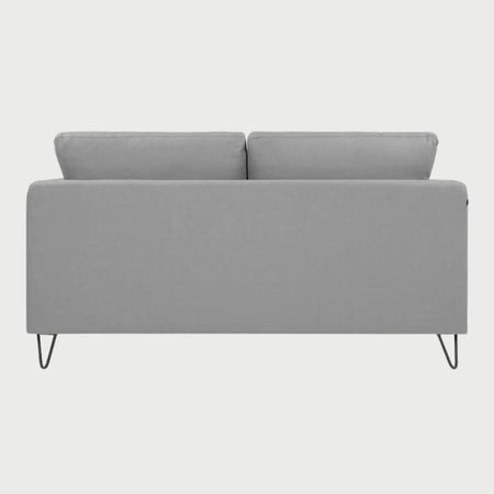 Vista posterior del sofá Yoco GAIA de 2 cuerpos tapizado en tela gris, resaltando el acabado uniforme del respaldo y la estructura elevada sobre patas delgadas de metal.