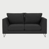Sofá de dos cuerpos Yoco GAIA tapizado en tela negra con base elevada sobre patas de estilo hairpin negras.