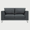 Sofá moderno Yoco GAIA de 2 cuerpos en tela gris obscuro con patas metálicas delgadas y cojines de respaldo rectangulares.