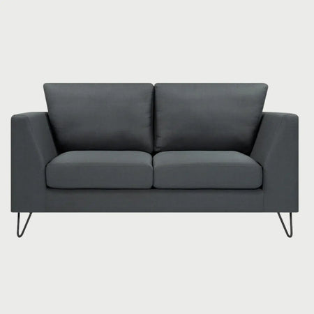 Sofá moderno Yoco GAIA de 2 cuerpos en tela gris obscuro con patas metálicas delgadas y cojines de respaldo rectangulares.