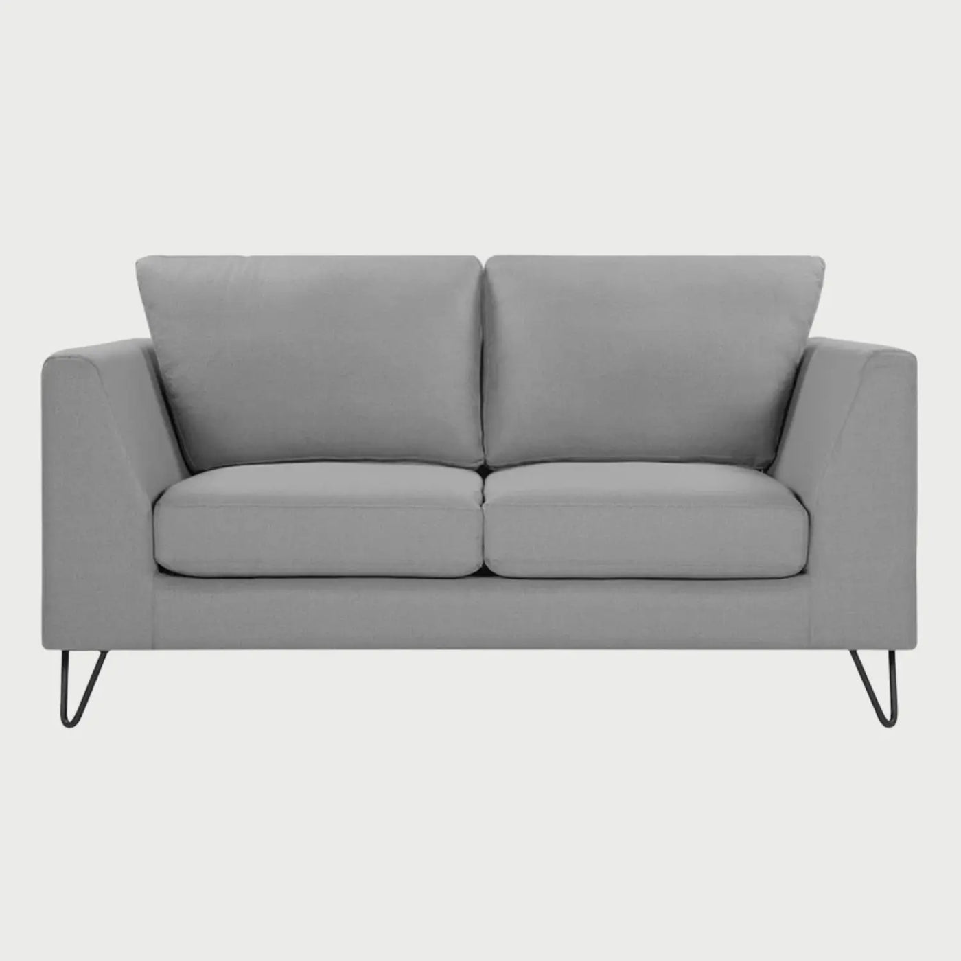 Sofá de dos cuerpos Yoco GAIA tapizado en tela gris con patas de horquilla metálicas negras y brazos inclinados hacia afuera.