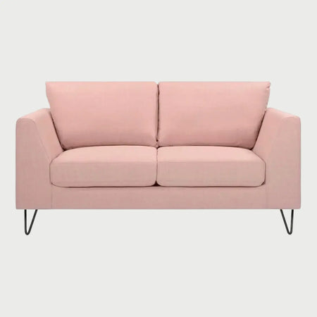 Sofá de dos cuerpos Yoco GAIA tapizado en tela rosa con diseño de base elevada y patas de estilo hairpin en color negro.