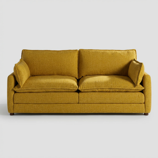 Vista frontal del sofá Andrea de tres cuerpos en color amarillo vibrante, ideal como pieza central por su combinación de color audaz y confort de gran escala.