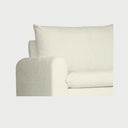 Close-up del tejido del sofá Ani blanco, mostrando una trama textil cerrada y resistente con un acabado suave al tacto y un tono blanco puro que aporta luminosidad.