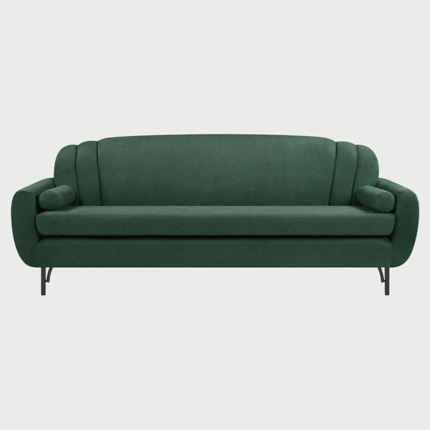 Sofá de tres cuerpos Basurto GAIA tapizado en tela verde bosque con respaldo de silueta curva escalonada, cojines cilíndricos y patas metálicas negras.
