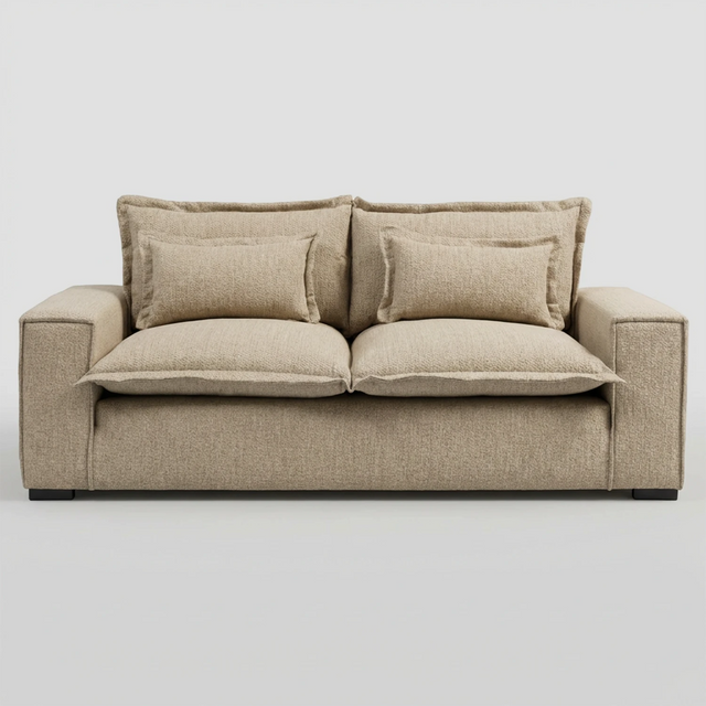 Vista frontal del sofá Emilia de tres cuerpos en color blanco, destacando su apariencia luminosa y el volumen envolvente de sus cojines de respaldo y asiento.