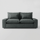 Vista frontal del sofá Emilia de tres cuerpos en gris oscuro, resaltando la profundidad de su tono en el tapizado y la estructura robusta con cojines mullidos diseñados para el máximo descanso.