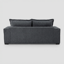 Vista posterior del sofá Emilia de tres cuerpos en gris oscuro, mostrando un acabado de tapicería impecable y uniforme que permite su integración en espacios abiertos.