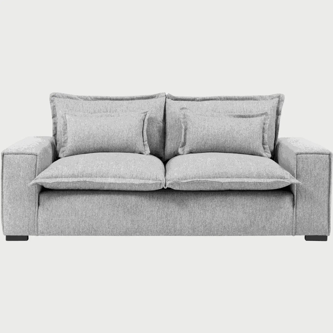 Vista frontal del sofá Emilia GAIA de tres cuerpos en tela color gris, destacando sus asientos de gran formato, cojines de respaldo dobles superpuestos y brazos rectos que acentúan su diseño moderno y acogedor.