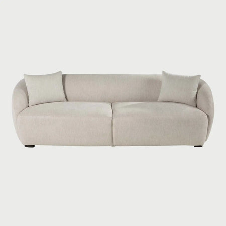 Vista frontal del sofá Kant de tres cuerpos en color blanco, mostrando una apariencia luminosa y minimalista que resalta la pureza de su diseño ergonómico y envolvente.