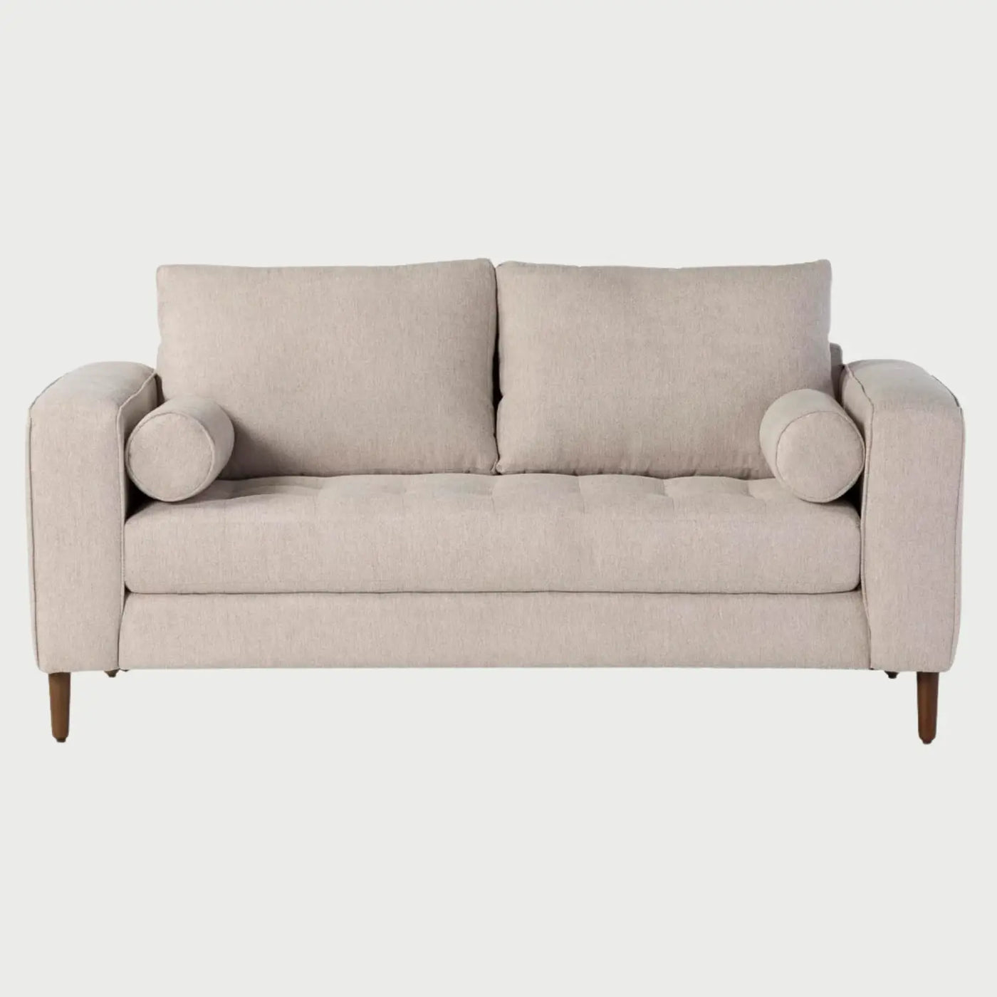 Sofá de tres cuerpos Landero GAIA tapizado en tela beige con asiento capitonado, cojines cilíndricos laterales y patas de madera delgadas.