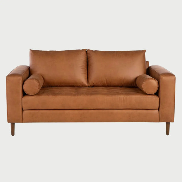 Sofá moderno Landero GAIA de 3 cuerpos en tela color café con estructura robusta, cojines de respaldo mullidos y patas de madera.