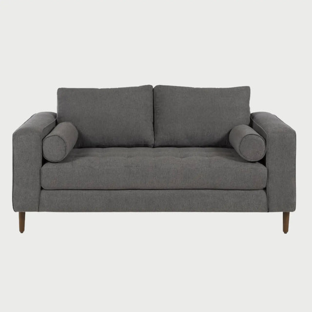 Sofá de tres cuerpos Landero GAIA tapizado en tela gris con diseño de líneas rectas, detalles de botones en el asiento y cojines tipo bolster.