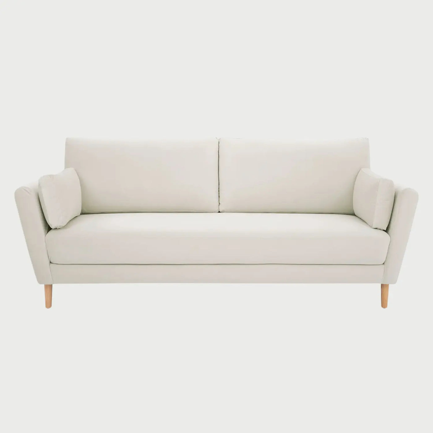 Vista frontal del sofá Levanto GAIA de tres cuerpos en tela blanca, con dos amplios cojines de respaldo, cojines laterales rectangulares y patas de madera en acabado encino.