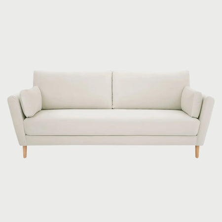 Vista frontal del sofá Levanto GAIA de tres cuerpos en tela blanca, con dos amplios cojines de respaldo, cojines laterales rectangulares y patas de madera en acabado encino.