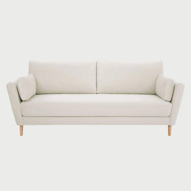 Vista frontal del sofá Levanto GAIA de tres cuerpos en tela blanca, con dos amplios cojines de respaldo, cojines laterales rectangulares y patas de madera en acabado encino.