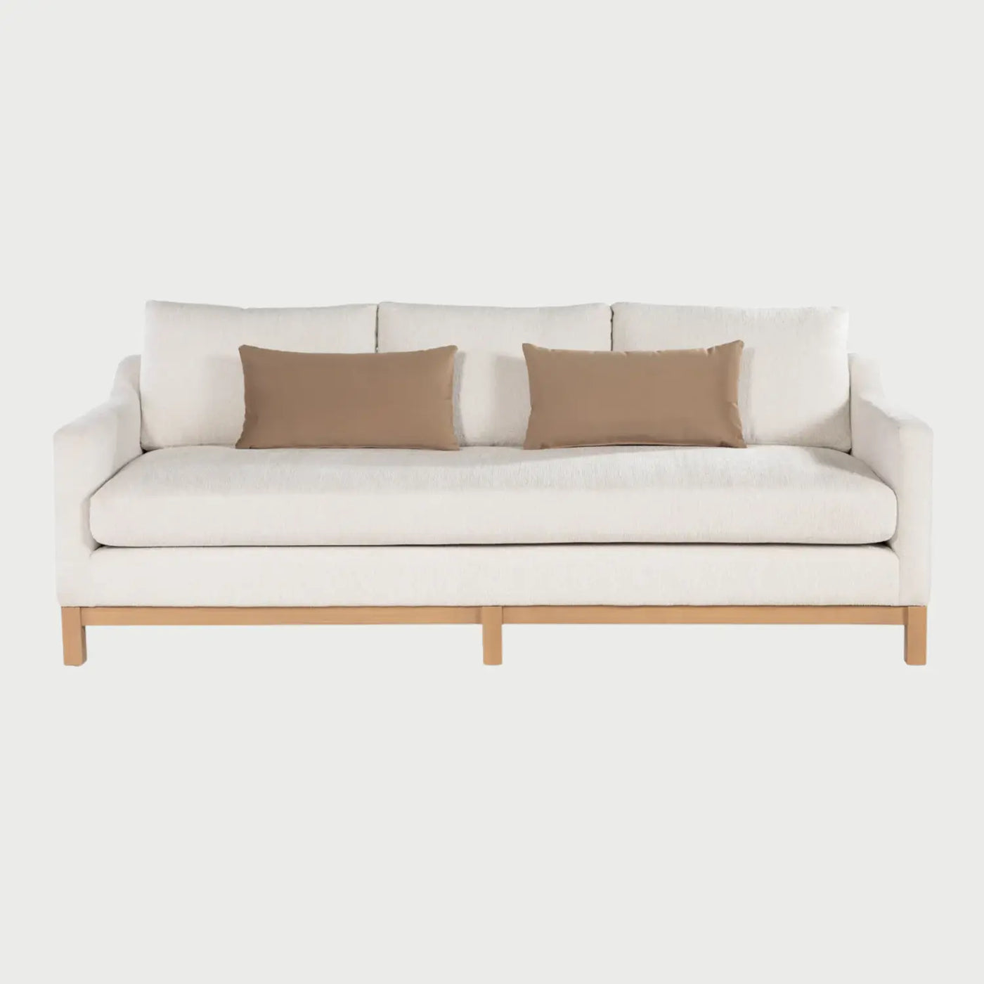 Vista frontal del sofá Mar de tres cuerpos en color blanco, destacando el contraste entre el textil claro y la base de madera natural, manteniendo su silueta elegante y minimalista.