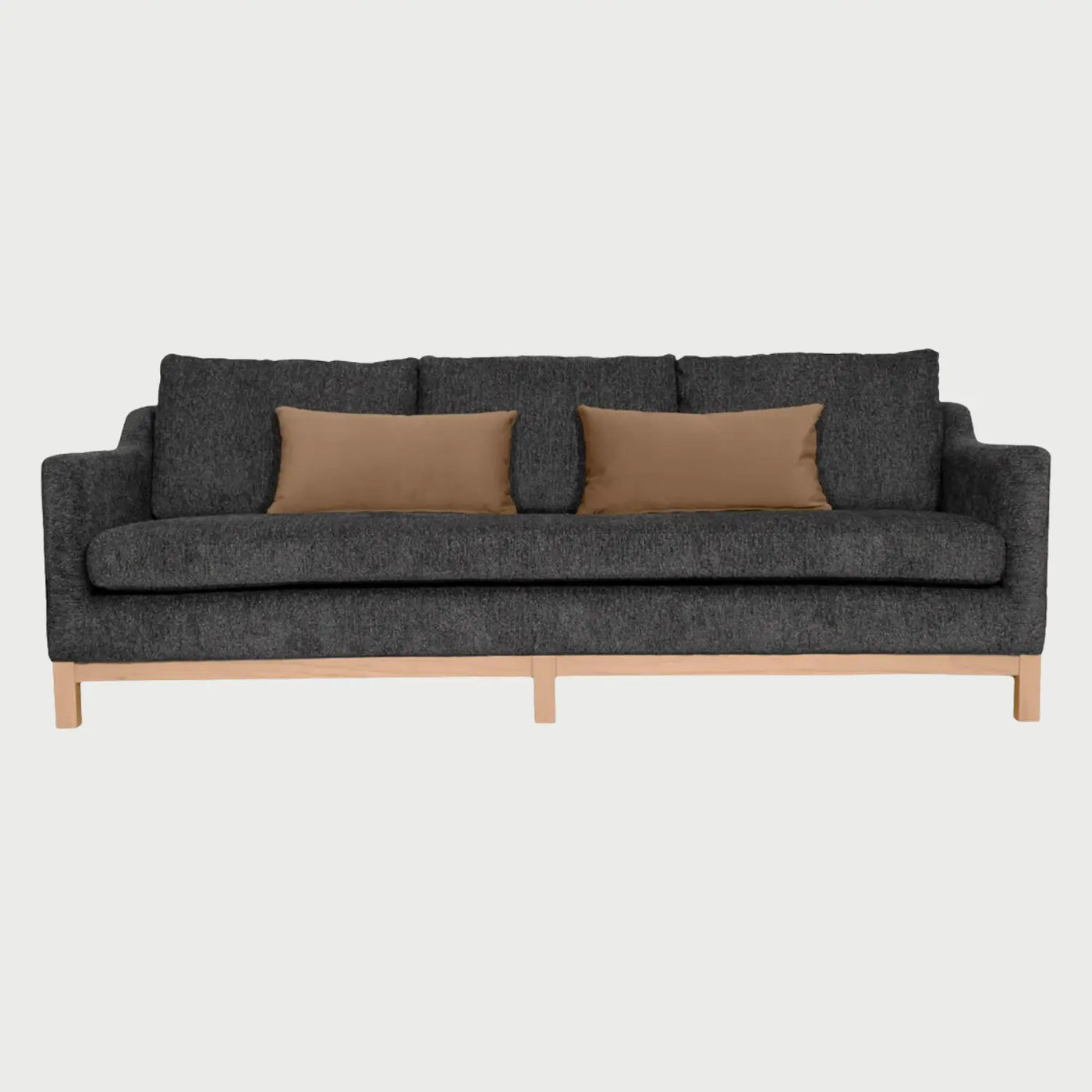 Vista frontal del sofá Mar GAIA de tres cuerpos en tela gris oscuro, con tres cojines de respaldo fijos, un asiento corrido y dos cojines decorativos rectangulares en color café sobre una base de madera clara.