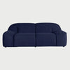 Vista frontal del sofá Marcus GAIA de tres cuerpos en tela azul marino, destacando su diseño robusto de bloques con asientos profundos, respaldos curvos y brazos anchos integrados que llegan hasta el suelo.