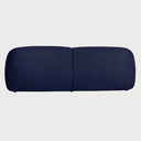 Vista posterior del sofá Marcus de tres cuerpos en azul, mostrando un tapizado integral impecable que resalta su diseño volumétrico desde cualquier ángulo.