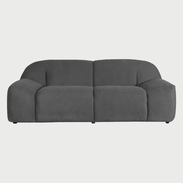 Vista frontal del sofá Marcus de tres cuerpos en gris oscuro, resaltando la textura densa del tapizado y su diseño modular de gran escala.
