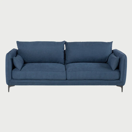 Vista frontal del sofá Marina de tres cuerpos en tela azul, destacando su capacidad extendida y el soporte ergonómico de sus cojines envolventes.