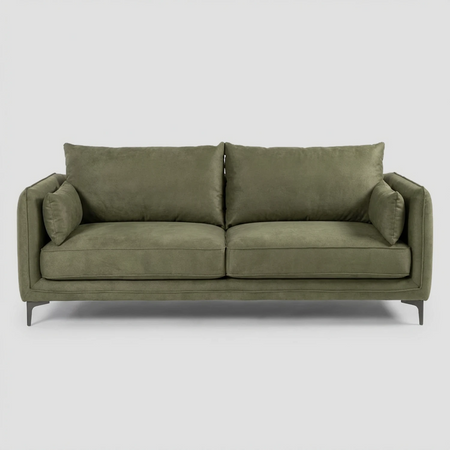 Vista frontal del sofá Marina de tres cuerpos en color verde, resaltando su diseño de tres plazas con cojines decorativos laterales y patas metálicas minimalistas.